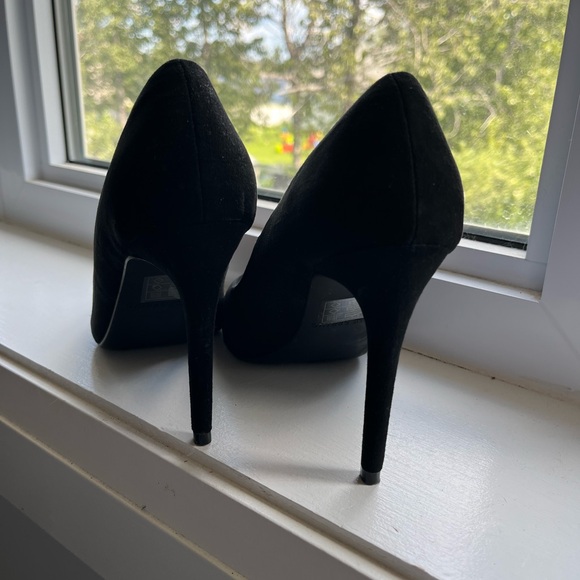 Black Pumps - Picture 3 of 4